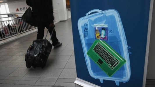 Comenzó el control de pasajeros que viajan a Estados Unidos con tablets y computadoras