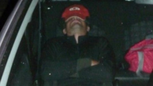 Insólito: un ladrón se quedó dormido dentro del auto que quería robar