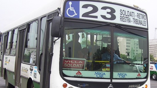 Fallo judicial: aunque un peatón cruce mal, el colectivero debe tener cuidado extremo para no atropellarlo