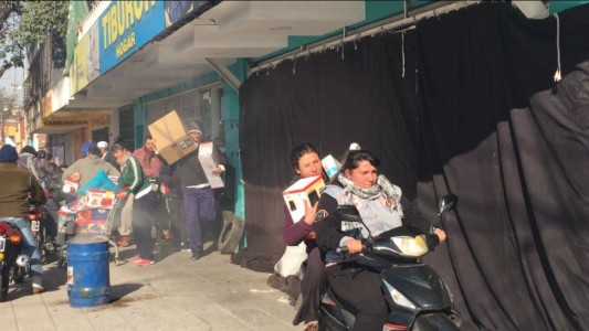 Quiso robar un supermercado pensando que había saqueo pero estaban grabando una película y terminó detenido