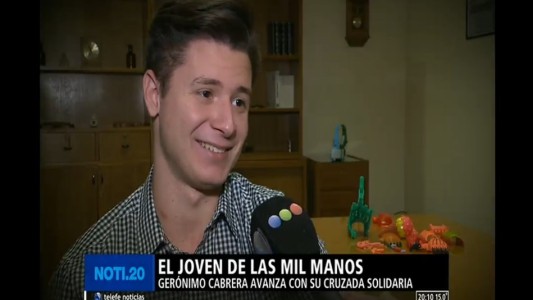 "Te doy una mano": joven regala prótesis que hace con su impresora 3D
