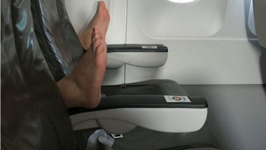 Una mujer subió una imagen del PEOR compañero de viaje que te puede tocar en un avión y la publicación explotó