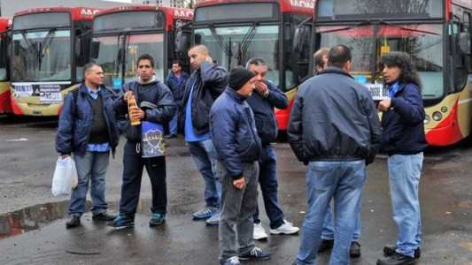 Los delegados de la línea 60 ratificaron el paro luego del fracaso del encuentro en Trabajo