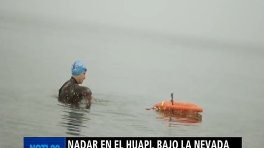 Esta mujer "maravilla" nada en el lago Nahuel Huapi mientras está nevando