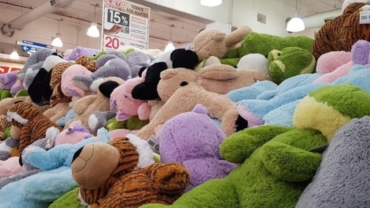 Locura en un supermercado por una oferta de peluches gigantes