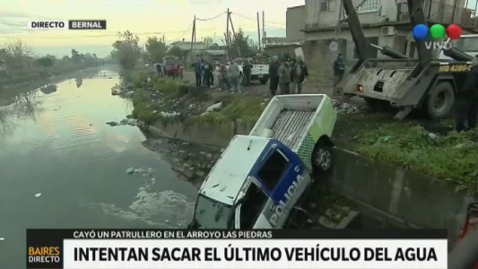 Un patrullero de la Bonaerense que perseguía a delincuentes cayó a un arroyo en Bernal