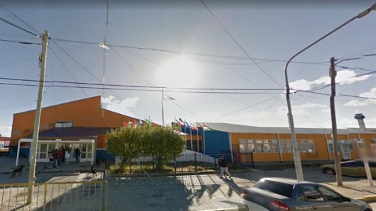 Una nena le robó la cartera a la maestra y su madre hizo compras con la tarjeta de débito