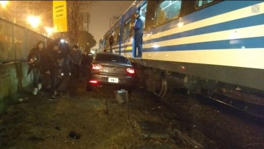 El tren Sarmiento embistió a un auto en Ramos Mejía
