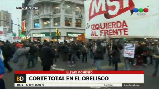 Trabajadores despedidos de PepsiCo cortan el tránsito en el Obelisco