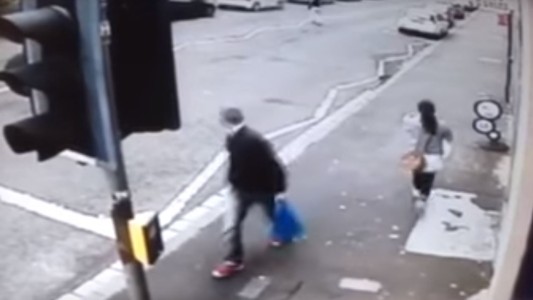 Alto papelón: mirá lo que le pasó a este hombre por mirar a una chica en la calle