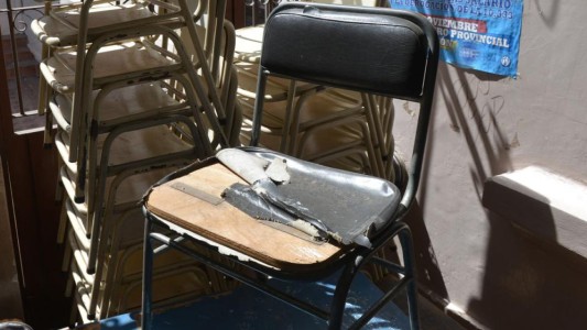 Condenaron a 12 años de cárcel a unos padres que encadenaban a su hijo a una silla