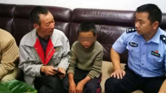 Nene de 10 años sobrevivió 24 días en un bosque comiendo serpientes