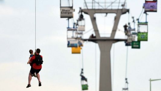 Espectacular rescate de más de 100 personas atrapadas en un teleférico de Alemania