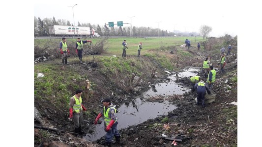 Cooperativistas realizan trabajos de limpieza en arroyos de la cuenca del río Reconquista