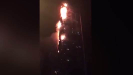 Fuego en el edificio Torch Tower de Dubai