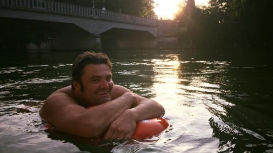 Cansado de los embotellamientos, este hombre va a trabajar nadando