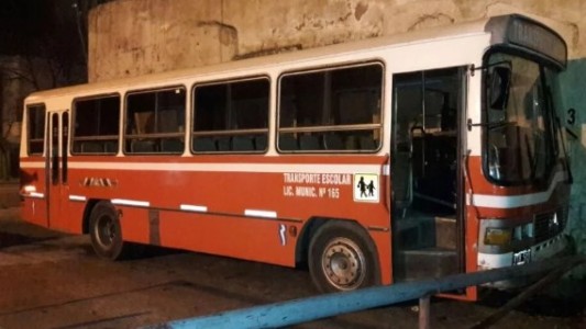 Manejaba borracho un transporte escolar y chocó contra micro de larga distancia en Mar del Plata
