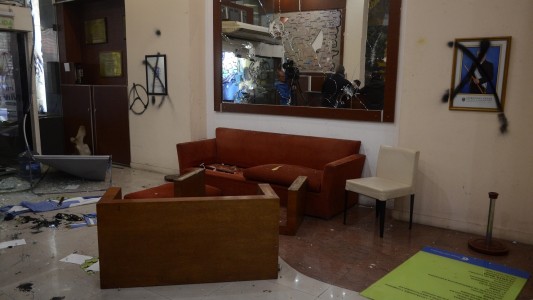 Encapuchados destrozaron la Casa de Chubut