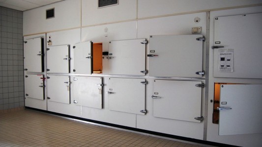 Su madre tenía una enfermedad terminal y la dejaron en una funeraria para que "espera de que muriera"