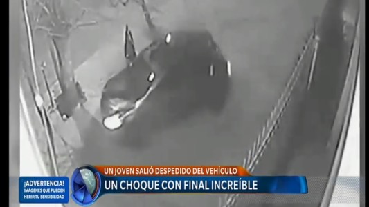 Video: salió despedido del auto al chocar contra un árbol