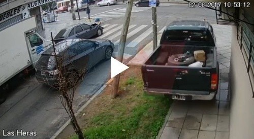 Caminaban por la vereda y se les vino encima una persecución policial