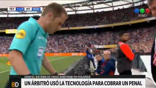 Un árbitro usó la tecnología para cobrar un penal