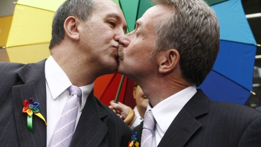 El Papa sorprendió a todos y felicitó a una pareja gay que bautizó a sus dos hijos