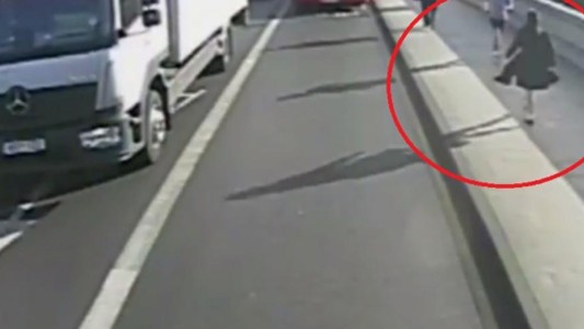 Un runner empujó a una mujer a la ruta: se salvó gracias a la increíble maniobra de un colectivo