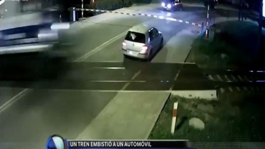 Video: un tren casi embiste a un auto