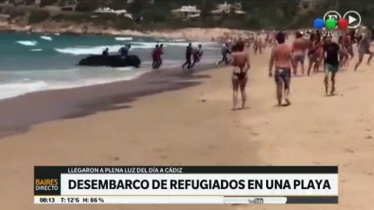 Refugiados marroquíes desembarcan en una playa ante la sorpresa de los turistas