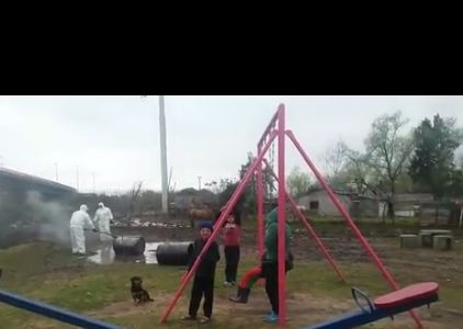 Rosario: Desconocidos arrojaron residuos tóxicos en una plaza donde jugaban chicos