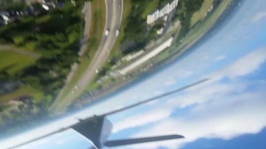 Un hombre encontró en el jardín de su casa un celular que cayó desde un avión