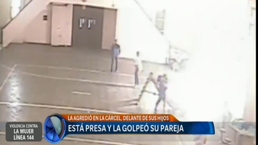 Video: fue a visitar a su pareja a la cárcel y la golpeó