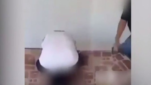 El viral que nos indigna: un hombre le dio una paliza a su hijo por llegar borracho a casa y lo publicó en Youtube