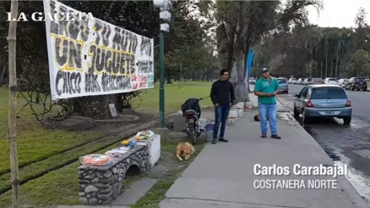 Los amigos que lavan autos en la calle a cambio de juguetes para los chicos