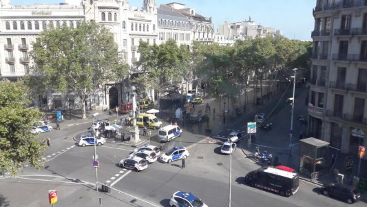 Acordonaron la Plaza de Cataluña por un paquete sospechoso que resultó ser una falsa alarma