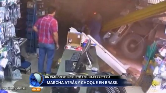 Video impactante: un camión cargado de cemento pierde el control y se incrusta en un negocio