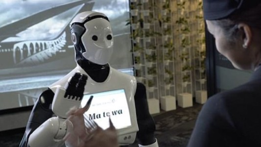 Aerolínea usará robots para atender a los pasajeros en el aeropuerto