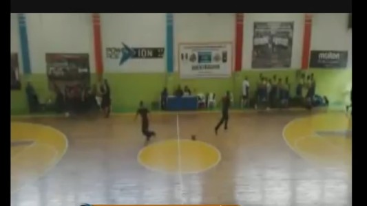 Video: tiros en medio de un partido de básquet