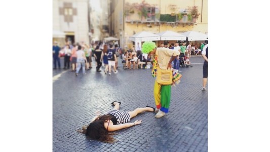 Artista se hace la muerta en lugares turísticos para protestar contra las selfies