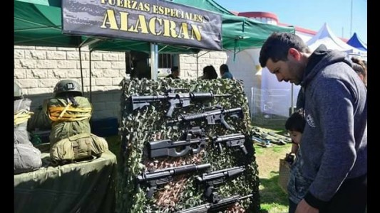 Escándalo por una exhibición de armas de guerra en la República de los Niños