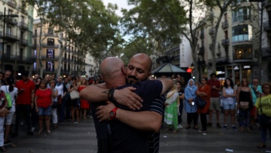 "Soy musulmán, no terrorista": el hombre que repartió abrazos tras el atentado de Barcelona