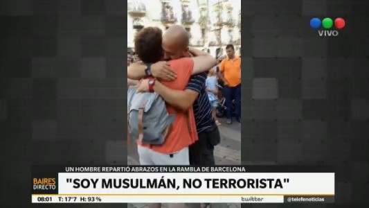 "Soy musulmán, no terrorista": el hombre que repartió abrazos en Barcelona