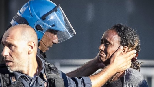 La historia detrás de la foto del policía italiano y una refugiada que conmueve al mundo
