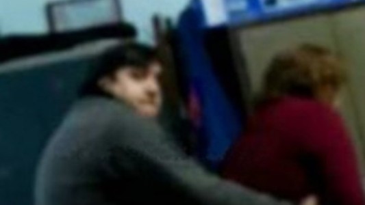 Escándalo en Chaco: se filtró video de vicedirector teniendo sexo en el colegio junto a la bandera de ceremonia