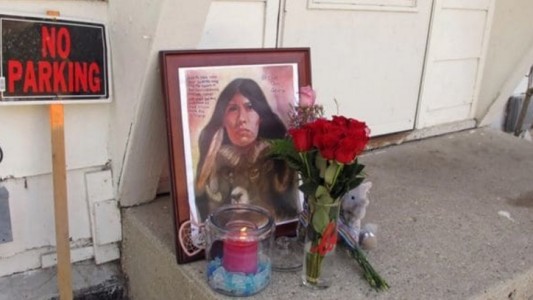 Apareció muerta una mujer a la que le extirparon el bebé del útero y arrestaron a sus vecinos