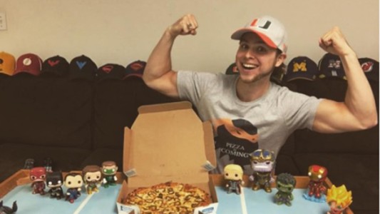El joven que pasó un año comiendo pizza: mirá las transformaciones de su cuerpo