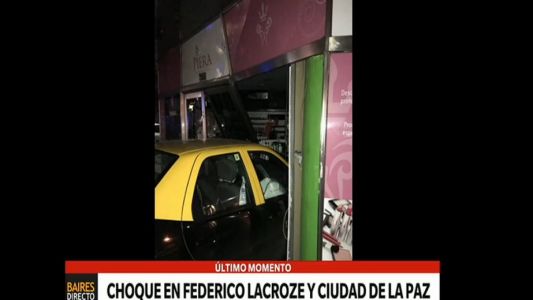 Un taxi se incrustó en una perfumería