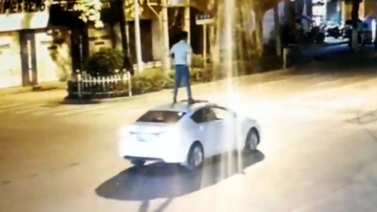 Locura viral: un hombre borracho viajó seis cuadras en el techo del auto