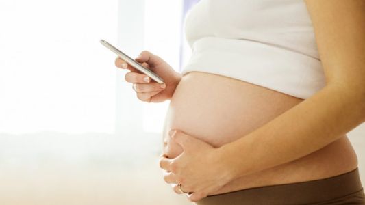 Un estudio indica que el uso del celular durante el embarazo no afecta al feto